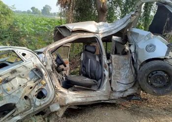 ફિલ્મ જોઇને પરત ફરી રહેલ 5 પિતરાઈ ભાઈઓની કાર ઝાડ સાથે અથડાઈ 