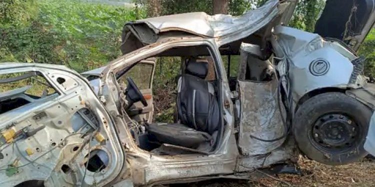 ફિલ્મ જોઇને પરત ફરી રહેલ 5 પિતરાઈ ભાઈઓની કાર ઝાડ સાથે અથડાઈ 