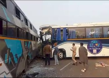 જયારે થઇ બે બસોની ટક્કર, કલાકો સુધી રહ્યો ટ્રાફિક જામ