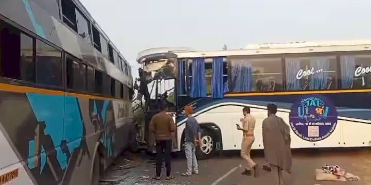 જયારે થઇ બે બસોની ટક્કર, કલાકો સુધી રહ્યો ટ્રાફિક જામ