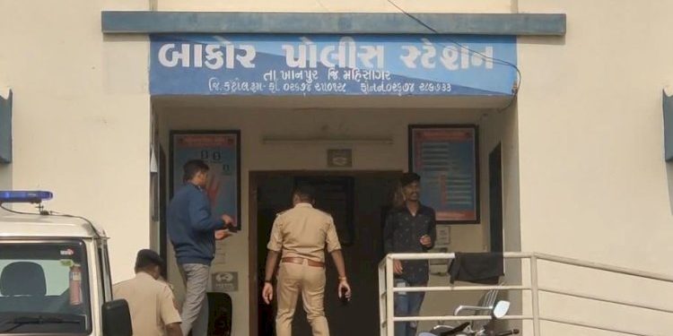 ચોર પકડતી પોલીસ ખુદ ચોરીની આરોપી બનતાં ચકચાર !!