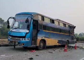 બંધ પડેલ બસ પાછળ બીજી બસ ઘુસી ગઈ, 2 બાળકો સહીત 4 ના મોત 