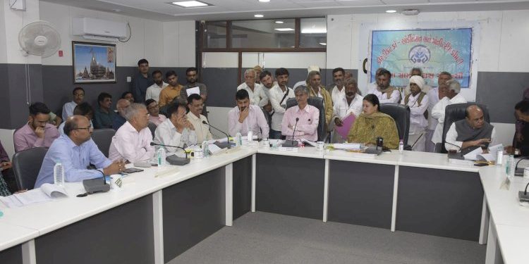 સમિક્ષા:સાંસદ પૂનમબેન માડમે વિવિધ યોજનાઓની અમલવારી તેના લક્ષ્યાંકો અંગે લગત વિભાગો સાથે બેઠક યોજી