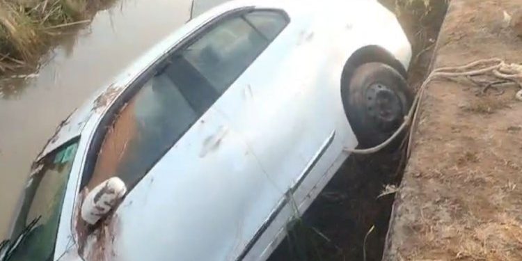 કાર પાણીના ખાડામાં ખાબકી, 4 ના મોત