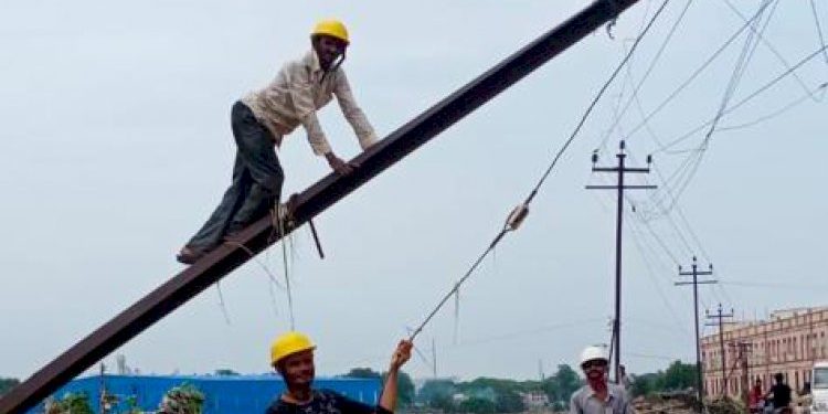 વીજથાંભલાઓ જમીનમાં સલામત રીતે લગાડવા જરૂરી…