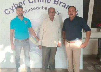 70 વર્ષના ભાભાએ પત્નીની કારમાં GPS ડિવાઇસ લગાવ્યું… 