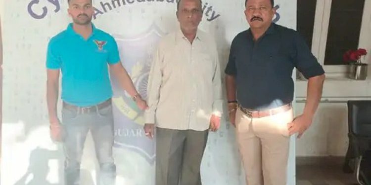 70 વર્ષના ભાભાએ પત્નીની કારમાં GPS ડિવાઇસ લગાવ્યું… 