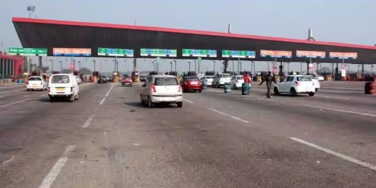 ખંભાળિયા નજીક ટોલનાકે ફરી બોલી બઘડાટી