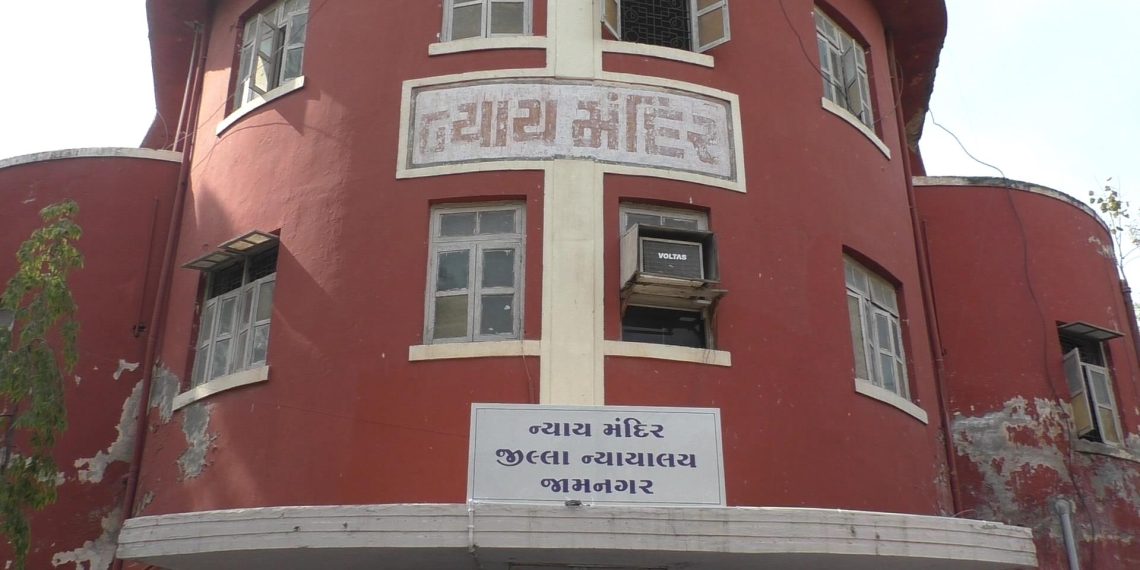 2 લાખ પરત ના આપવા બંધ થઇ ગયેલ ખાતાનો ચેક આપ્યો, વેપારીને સજાનો હુકમ ફરમાવતી કોર્ટ