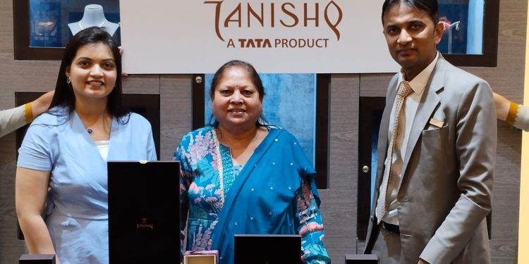 કિંગખાનના પત્ની-પુત્રીએ ધારણ કરી તનિષ્ક જામનગરની જવેલરી…