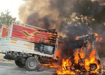 2 કાર અથડાઈ અને ફાટી નીકળી આગ બે લોકોના મોત