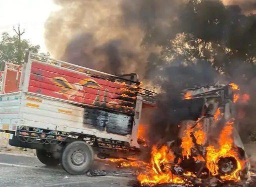 2 કાર અથડાઈ અને ફાટી નીકળી આગ બે લોકોના મોત