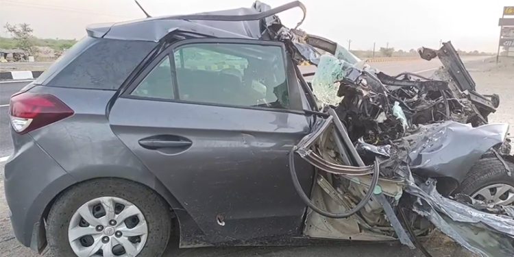 ટ્રક પાછળ કાર ઘુસી ગઈ, મૃતદેહોને કારના પતરા ચીરીને બહાર કાઢવા પડ્યા