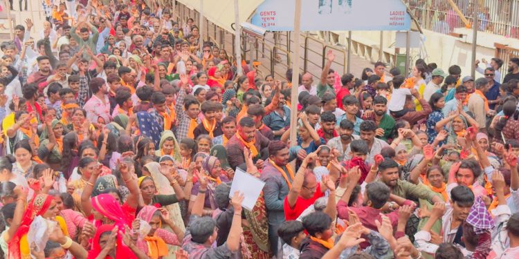 દ્વારકામાં ઠાકોરજી સંગ ફુલડોલ ઉત્સવ ઉજવવા ઉમટ્યો માનવ મહેરામણ