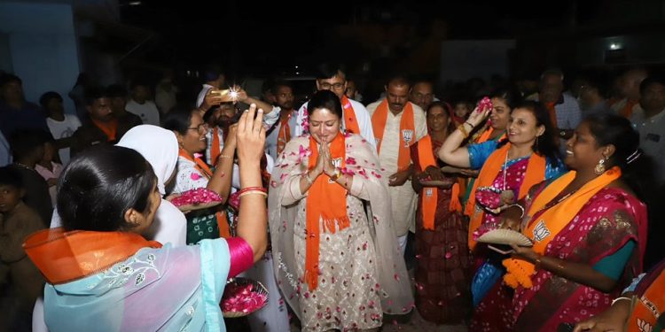 જામનગર લોકસભા: સિક્કા ખાતે નાગરિકો સાથે વિકાસલક્ષી મુદ્દાઓ અંગે સંવાદ સાધતા પૂનમબેન માડમ