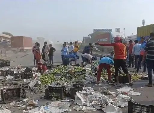 ….અને હાઈવે પર લોકોએ કેરી લેવા કરી પડાપડી