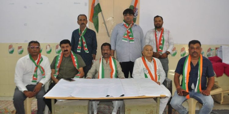 જામનગરમાં કોંગ્રેસનો આક્ષેપ: કોન્ટ્રાક્ટ લો…લાંચ આપો…