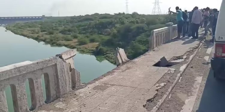 1 પુરૂષ અને 3 મહિલાઓ કારમાં જઈ રહ્યા હતાં અને કાર…