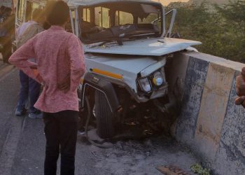 પુલના ડીવાઈડર સાથે અથડાઈ તુફાન, 3 ના મોત