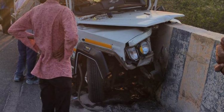 પુલના ડીવાઈડર સાથે અથડાઈ તુફાન, 3 ના મોત