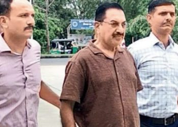 નિવૃત IAS લાંગા ‘ઉપલી’ કમાણી, આ રીતે બચતખાતાંમાં જમા કરતાં..