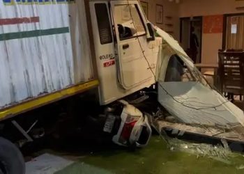 પીકઅપવાન સીધી જ રેસ્ટોરન્ટમાં ઘુસી ગઈ….જો કે