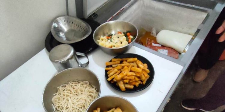 ચેકિંગ: જામનગરના આ જાણીતા રેસ્ટોરન્ટમાંથી મળી આવ્યો વાસી ખોરાક ખબર છે તમને..? પ્રિન્ટેડ પસ્તીનો ઉપયોગ કરવા પર થશે કાર્યવાહી