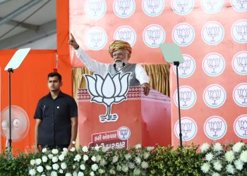 જામનગરમાં વડાપ્રધાનની સુરક્ષામાં લાપરવાહી: પોલીસ અધિકારીને નોટિસ