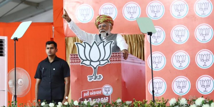 જામનગરમાં વડાપ્રધાનની સુરક્ષામાં લાપરવાહી: પોલીસ અધિકારીને નોટિસ