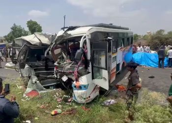 બાઈકચાલકને બચાવવા જતા ST અને ખાનગી બસ વચ્ચે થઇ ટક્કર, 3 ના મોત