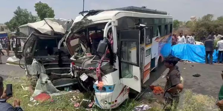 બાઈકચાલકને બચાવવા જતા ST અને ખાનગી બસ વચ્ચે થઇ ટક્કર, 3 ના મોત