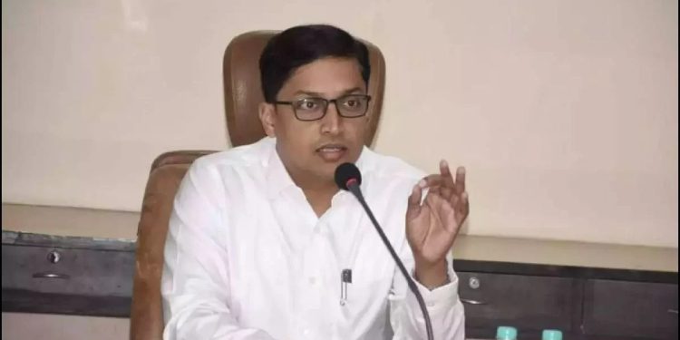 એક કલેક્ટર ધારે તો કેવા કેવા ખેલ પાડી શકે ?…વાંચો…