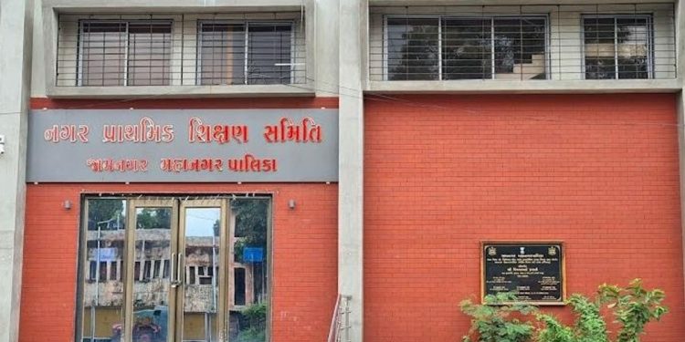 જામનગરની 8 શાળાઓના 10 શિક્ષકોને શો-કોઝ નોટિસથી દોડધામ…