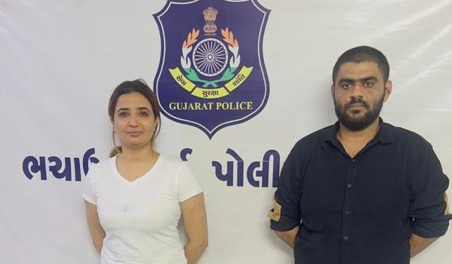 કુખ્યાત બુટલેગર સાથે થારમાં લેડી કોન્સ્ટેબલ: કચ્છમાં ચર્ચાઓ…