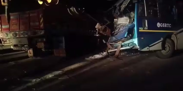 ST બસ-ટ્રક વચ્ચેના અકસ્માતમાં 4 ના મોત…