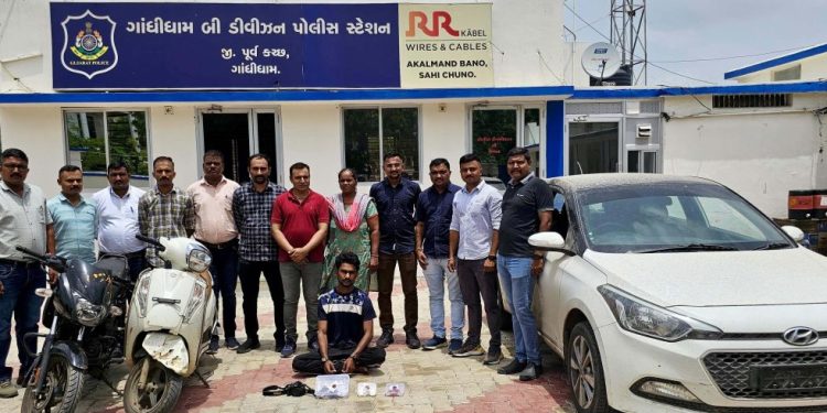 જામનગર:જોડીયાનો એ શખ્સ છેલ્લા અઢી વર્ષથી મર્ડર કેસમાં પેરોલ જમ્પ કરી હતો ફરાર પિસ્ટલ સાથે અહીંથી ઝડપાયો