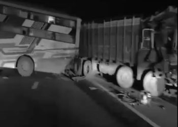 અરેરાટી: વ્હેલી સવારે સર્જાયેલા ટ્રક-બસ અકસ્માતમાં 6 નો ભોગ