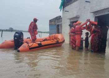 દ્વારકા તાલુકાના ઘડેચી ગામે ફસાયેલી 15 વ્યક્તિને રેસ્ક્યુ કરતી NDRF