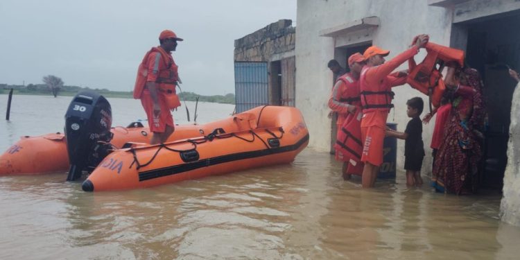 દ્વારકા તાલુકાના ઘડેચી ગામે ફસાયેલી 15 વ્યક્તિને રેસ્ક્યુ કરતી NDRF