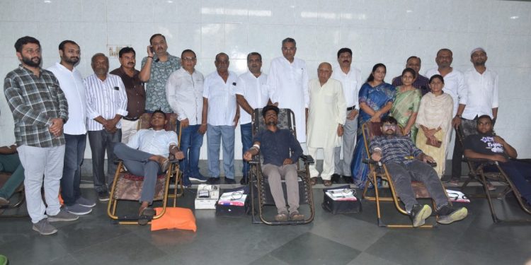 જામનગર:ધારાસભ્ય દિવ્યેશ અકબરી આયોજિત રક્તદાન કેમ્પમાં રક્તદાતાઓ ઉમટી પડ્યા