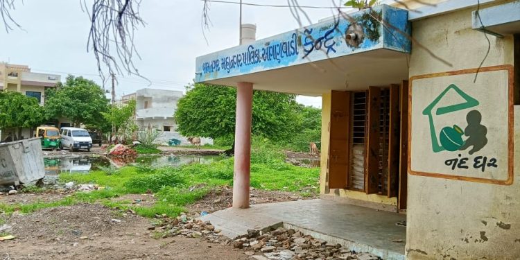 આંગણવાડી નજીકની ભયાનક ગંદકી, ‘અપરાધ’ છે…