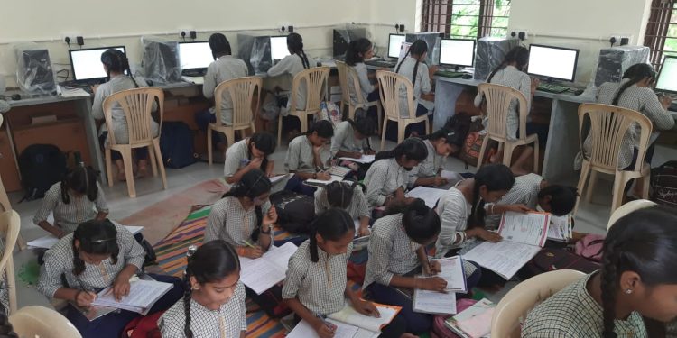 300 વિદ્યાર્થીઓએ ખાનગી શાળામાંથી નગર પ્રાથમિક શિક્ષણ સમિતિની શાળાઓમાં પ્રવેશ મેળવ્યો