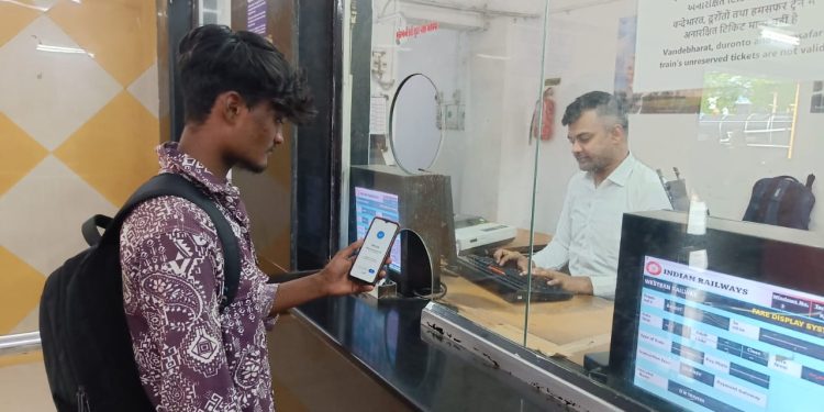 રેલ્વેમાં મુસાફરી કરવા માગતા મુસાફરો પાસે રોકડા નથી હોય તો પણ ચાલશે….