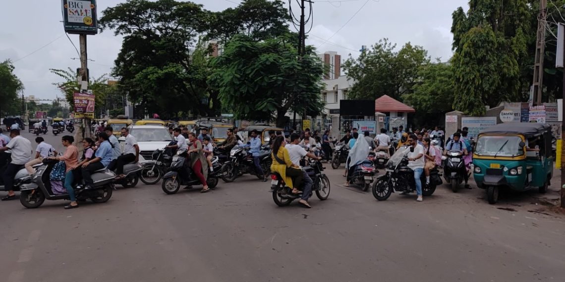 સેન્ટ ઝેવિયર્સ સ્કૂલ શહેરમાં રોજ ટ્રાફિક જામ સર્જે છે…