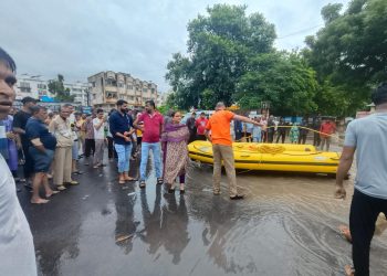 જામનગર: નીચાણવાળા વિસ્તારોમાંથી ફાયરની 10 ટીમ અને એનડીઆરએફની 1 ટીમ દ્વારા 70 થી વધુ લોકોનું રેસ્ક્યુ