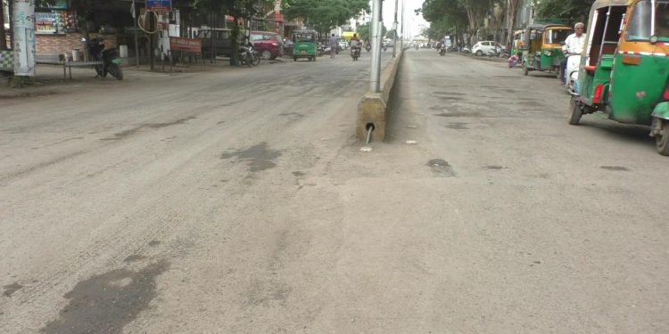 નગરજનો ચેતી જજો : રસ્તાઓ પરના ખાડા તમને આ દર્દ આપી શકે છે…