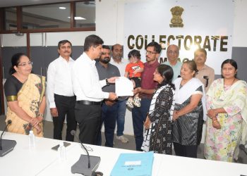 નિરાધાર બાળકોને મળ્યો આધાર, જામનગર કલેકટર ભાવીન પંડયા દ્વારા દત્તક વિધાન થકી ત્રણ બાળકો દંપતીઓને સોંપાયા