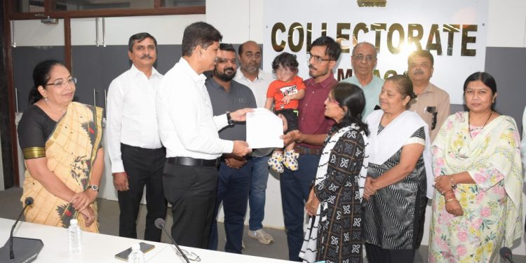 નિરાધાર બાળકોને મળ્યો આધાર, જામનગર કલેકટર ભાવીન પંડયા દ્વારા દત્તક વિધાન થકી ત્રણ બાળકો દંપતીઓને સોંપાયા