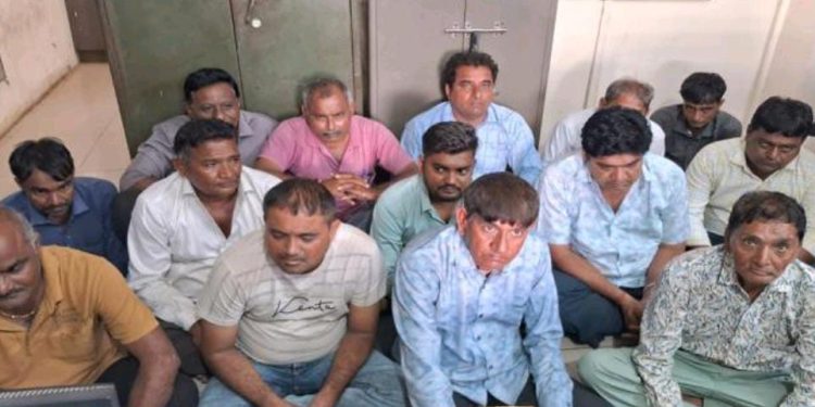 લાખોની રોકડ હતી પટ્ટમાં અને પોલીસે કરી રેડ