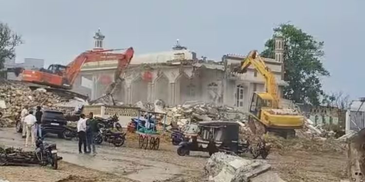 મોટું ઓપરેશન : 36 બુલડોઝર, 70 ટ્રેક્ટર ટ્રોલી અને 1,400 પોલીસકર્મી